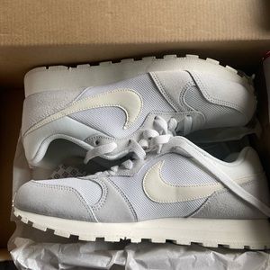 New In Box! Nike Womens MD Runner 2